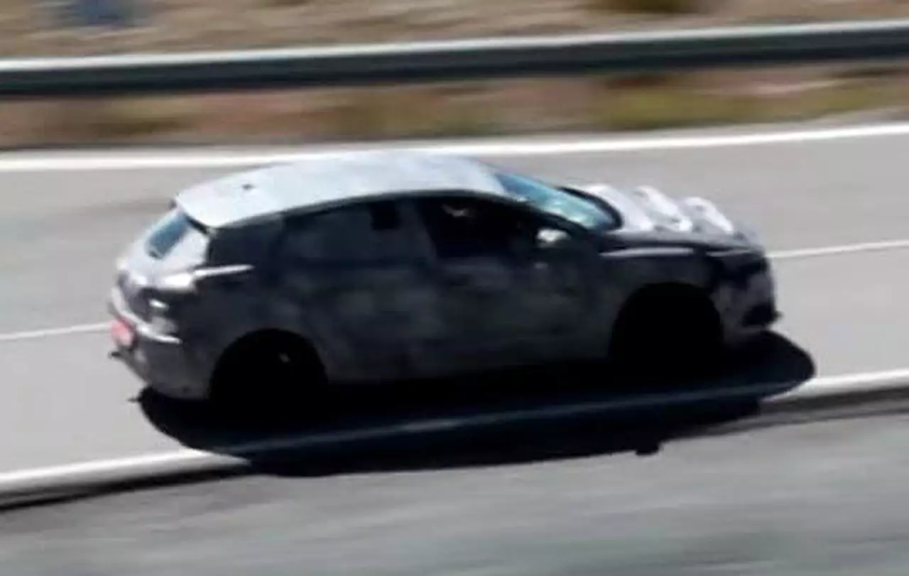 Папарацци поймали совершенно новый Renault Megane (ВИДЕО)