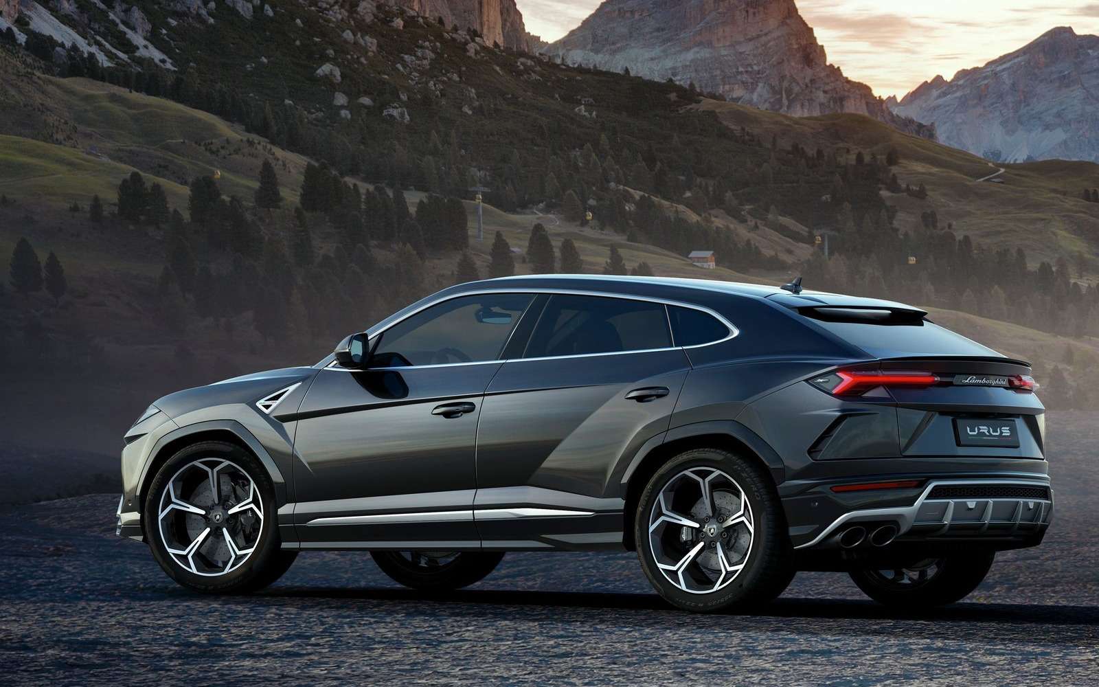 Самый самый кроссовер. Ламборджини кроссовер Урус. Lamborghini Urus 2019. Ламборджини Урус 2020. Ламборгини кросовер Урус.