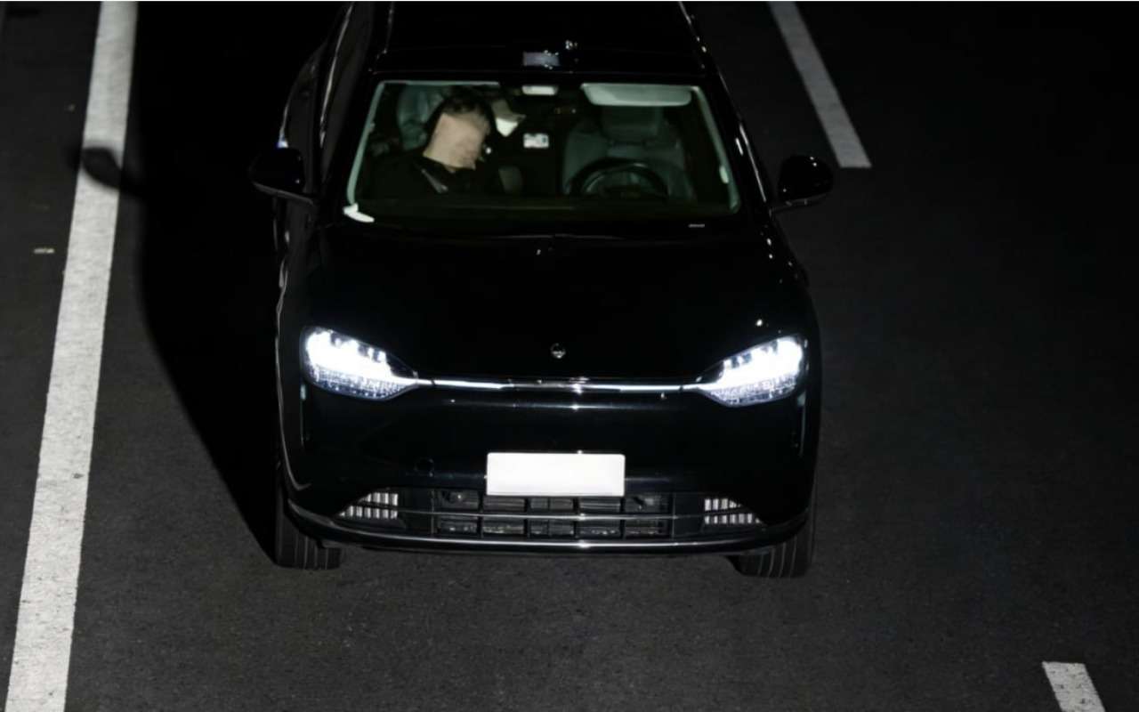 Пьяный водитель уснул в машине с автопилотом — что было дальше?