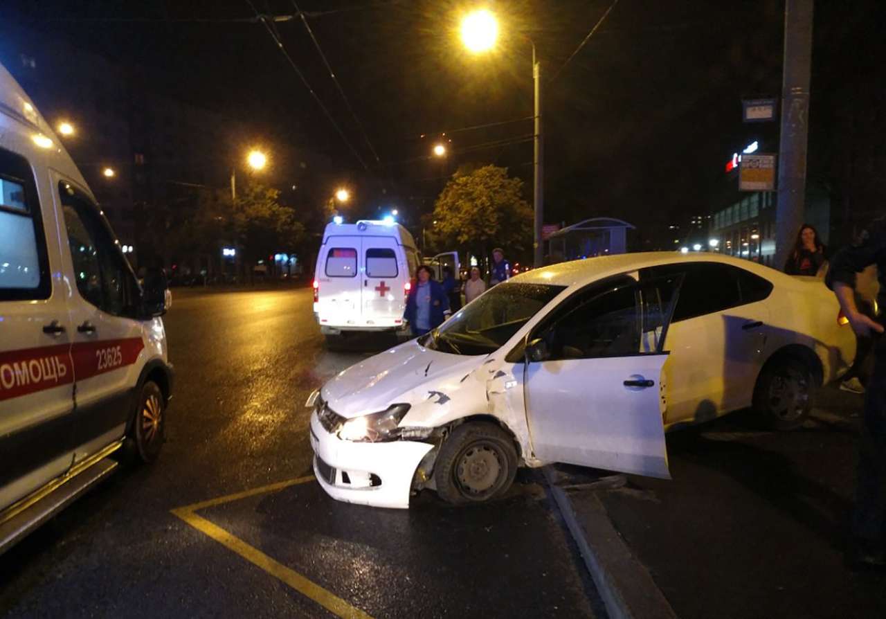 В Санкт-Петербурге автомобиль сбил трех человек на остановке