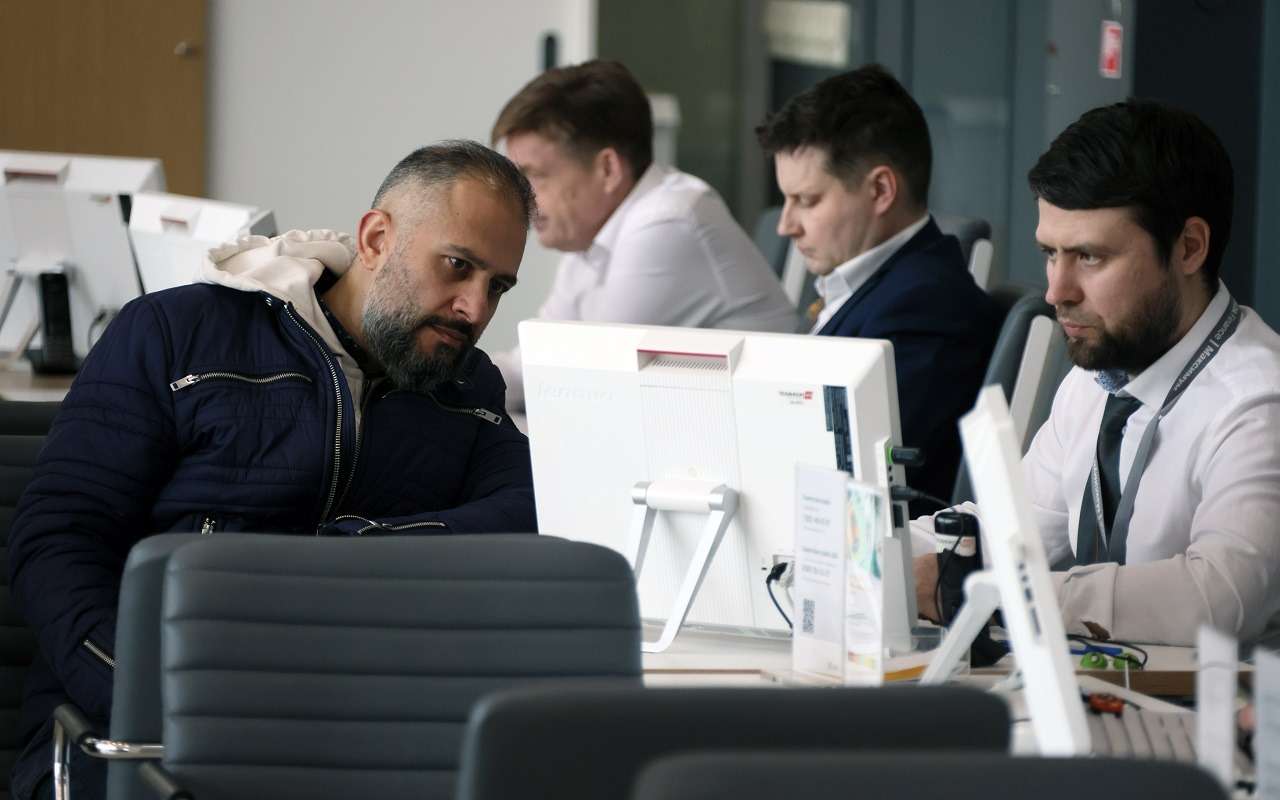 Посетитель автосалона Техинком Lada в Химках, Московская область. В 2022 году российский бренд оказался на высоте и в продажах, и в техобслуживании