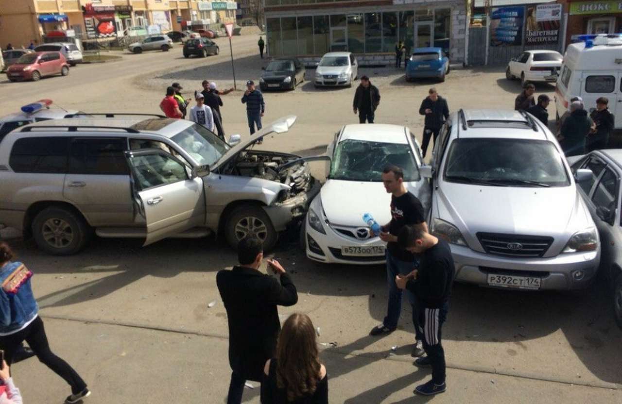Ребенок на Ленд Крузере устроил массовое ДТП. Папа был рядом и сбежал