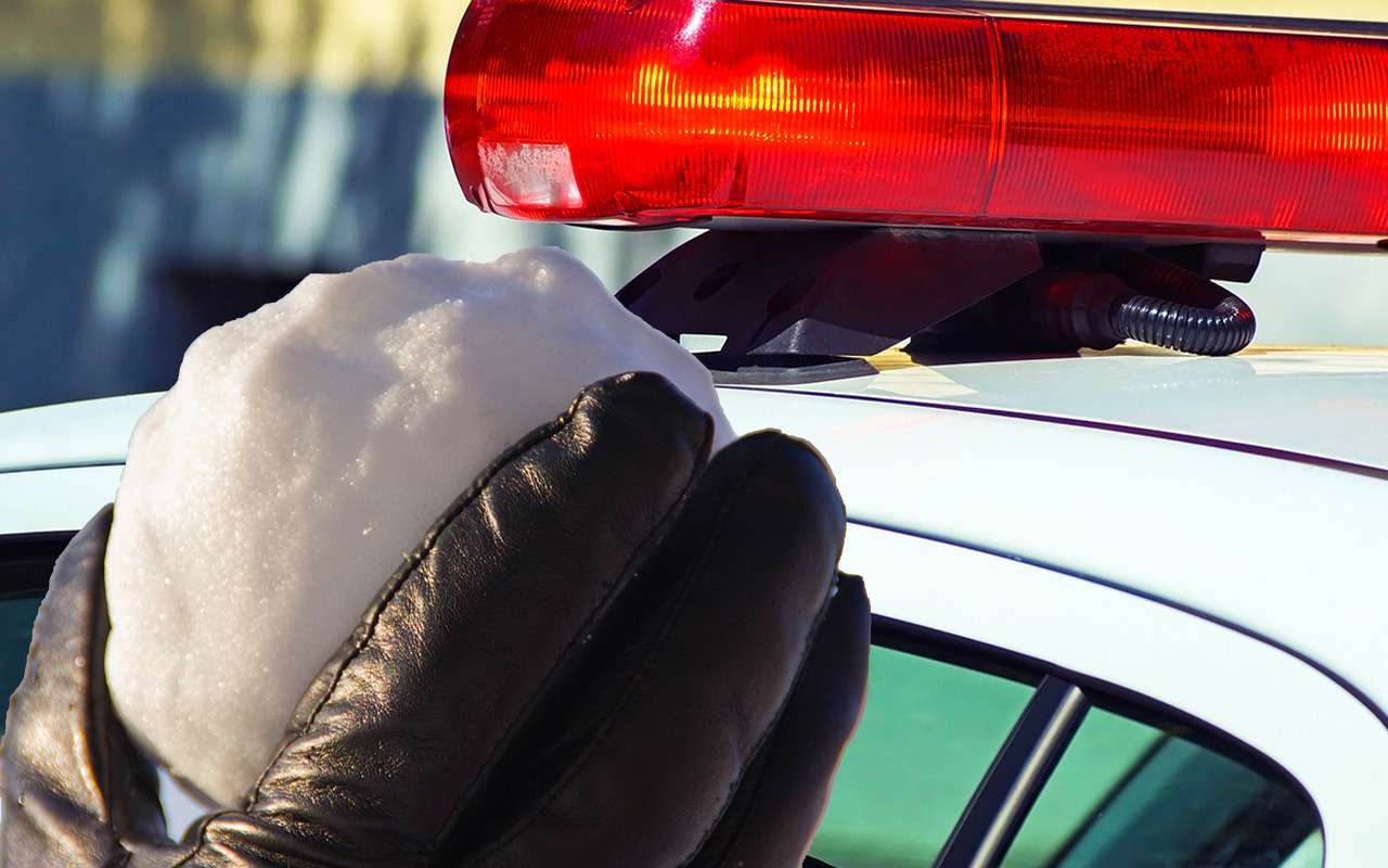 Полицейские попытались забросать угонщика снежками