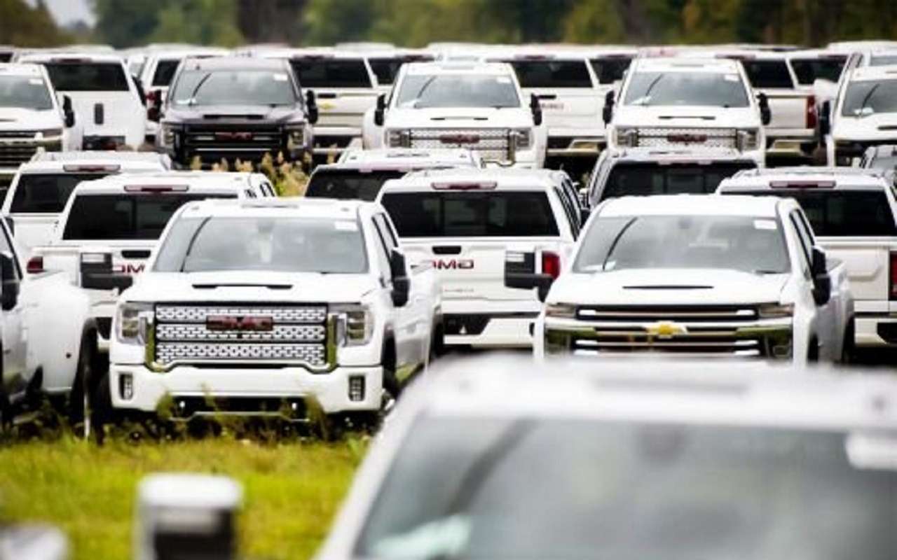 Фотофакт: огромное поле некомплектных автомобилей