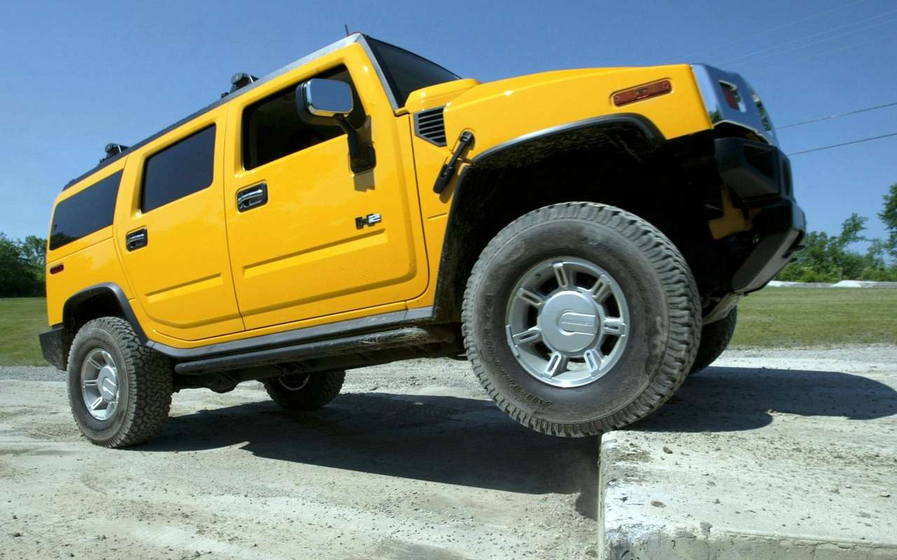 Буйный мужчина на Хаммере катал детей и таранил женщину