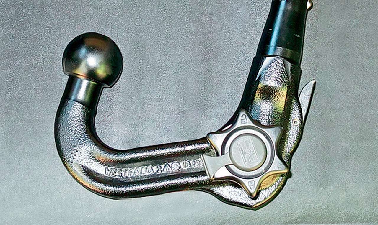 Съемный крюк тягово-сцепного устройства дорог, но более практичен.