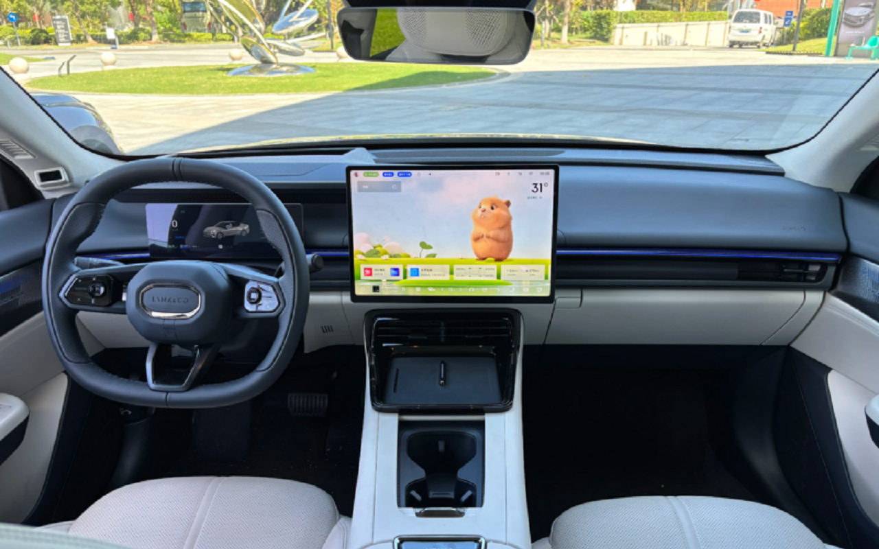 Интерьер Lynk & Co 07 EM-P