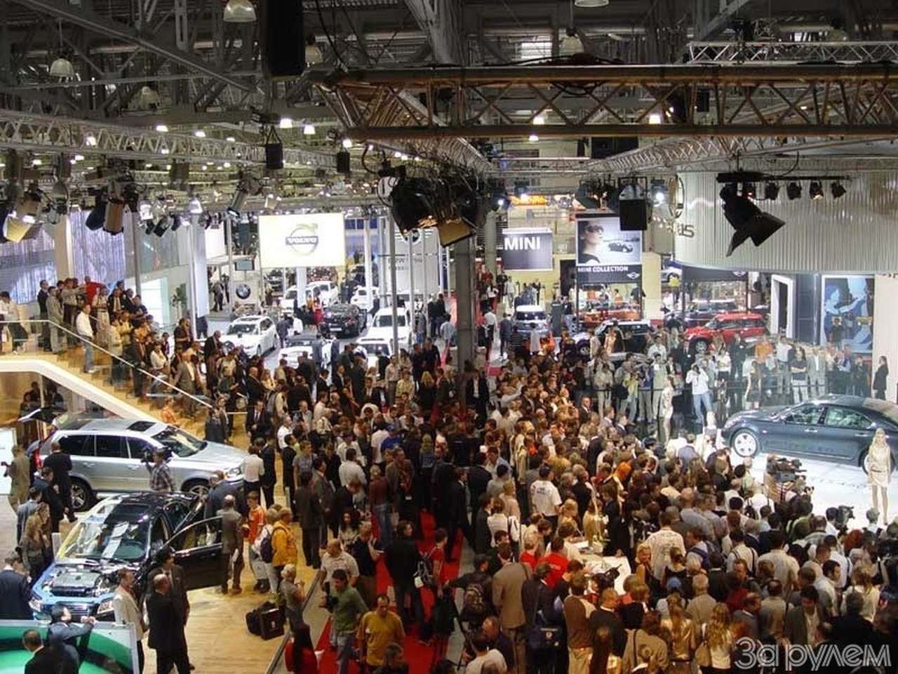 Шумит салон...