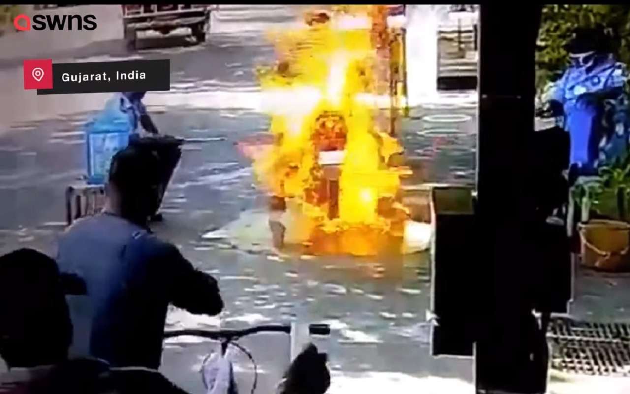 В Индии мотоцикл загорелся при обработке санитайзером