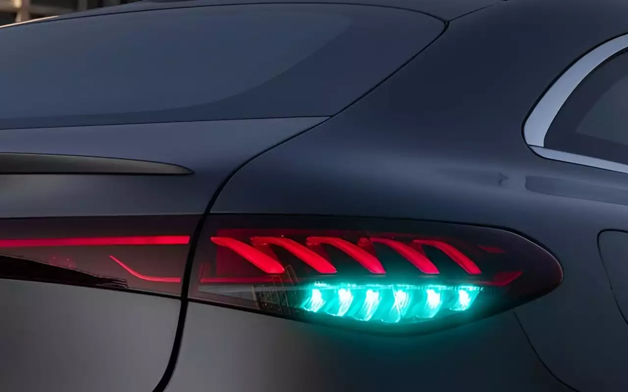 Бирюзовые огни на новых «китайцах» и «немцах» — что это такое?