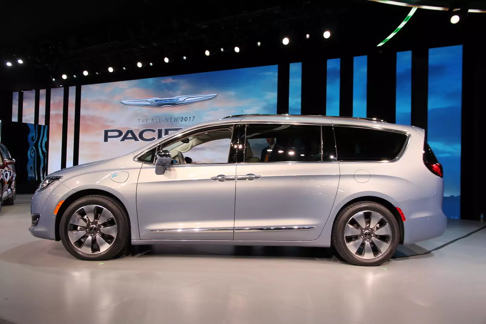 Крайслер пацифика отзывы. Chrysler Pacifica журнал за рулем. Крайслер минивэн Пацифик фото. Крайслер Пацифика отзывы плюсы и минусы.