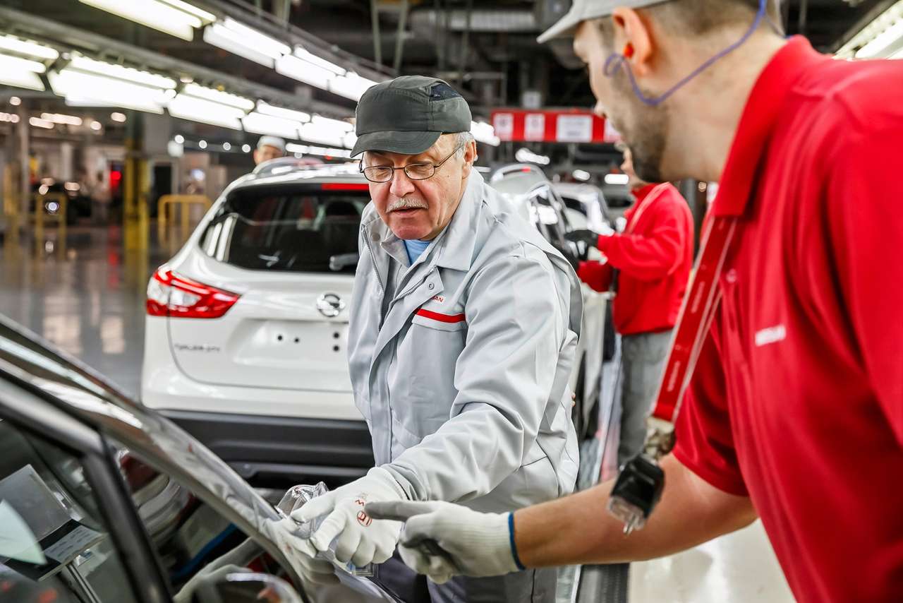 Один день в роли сборщика: крутим гайки на заводе Nissan