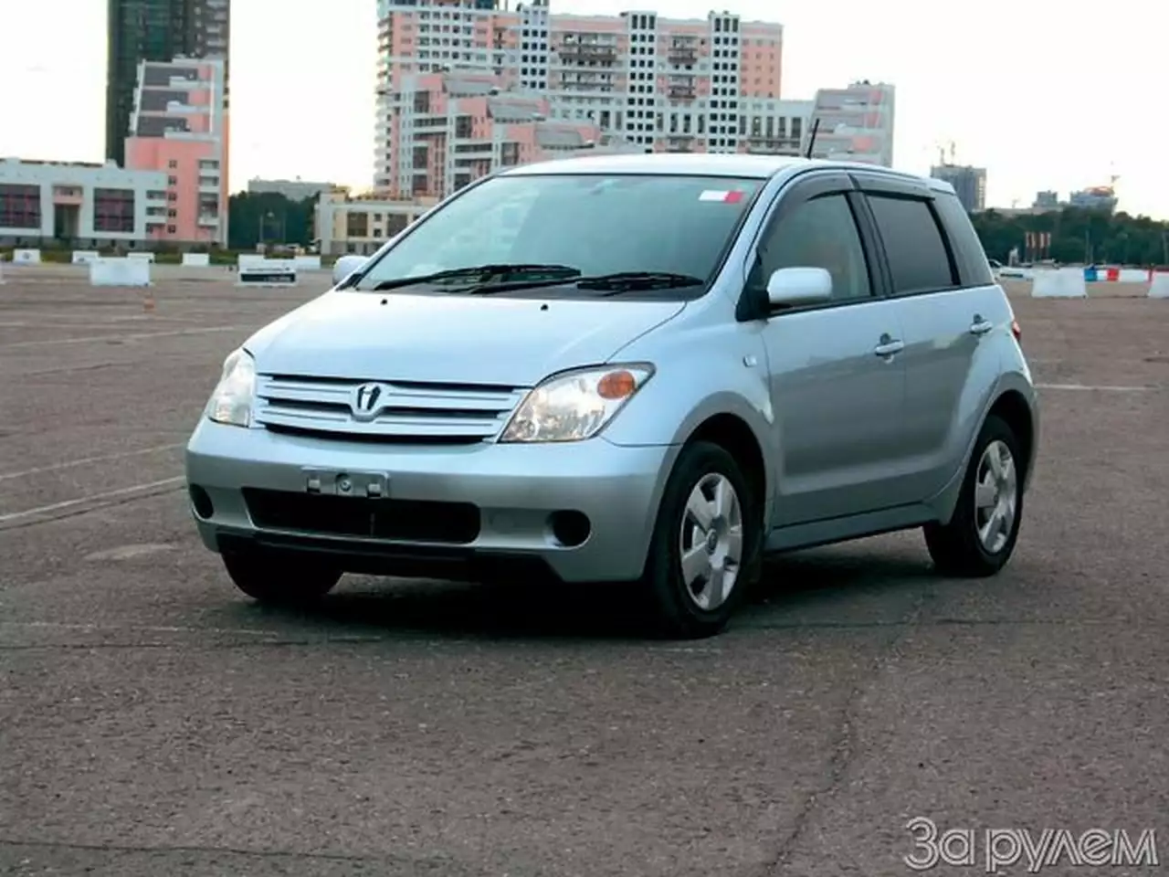 Правый руль. Toyota IST. Брат «ЯРИСА»