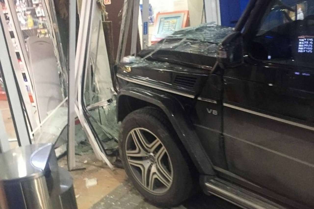 Пьяный водитель на Гелендвагене «вошел» в павильон АЗС