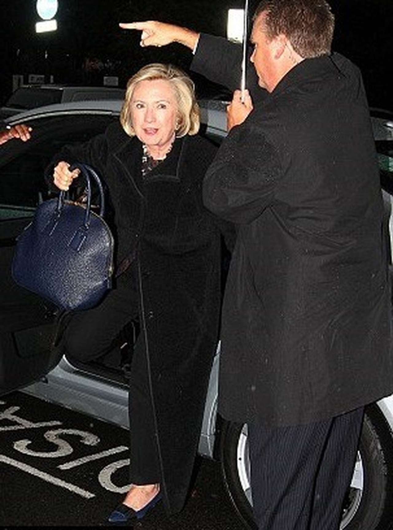 Хиллари Клинтон заплатила штраф за парковку