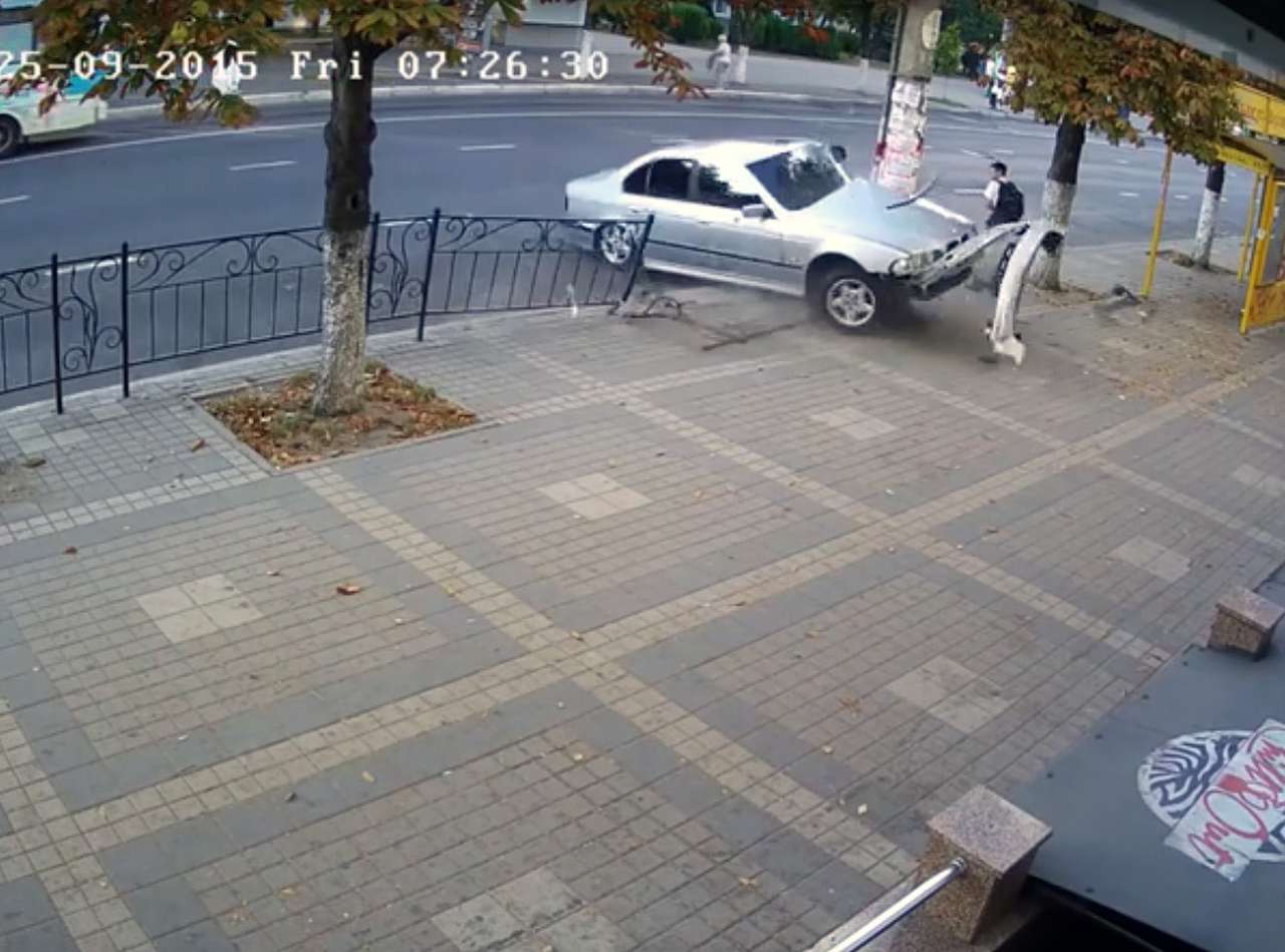 Ангел-хранитель спас школьника от BMW (ВИДЕО)