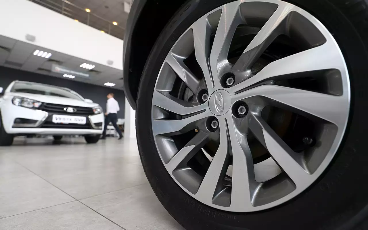 В Петербурге за месяц зарегистрировано 5768 новых машин — в два раза больше, чем в 2022 году