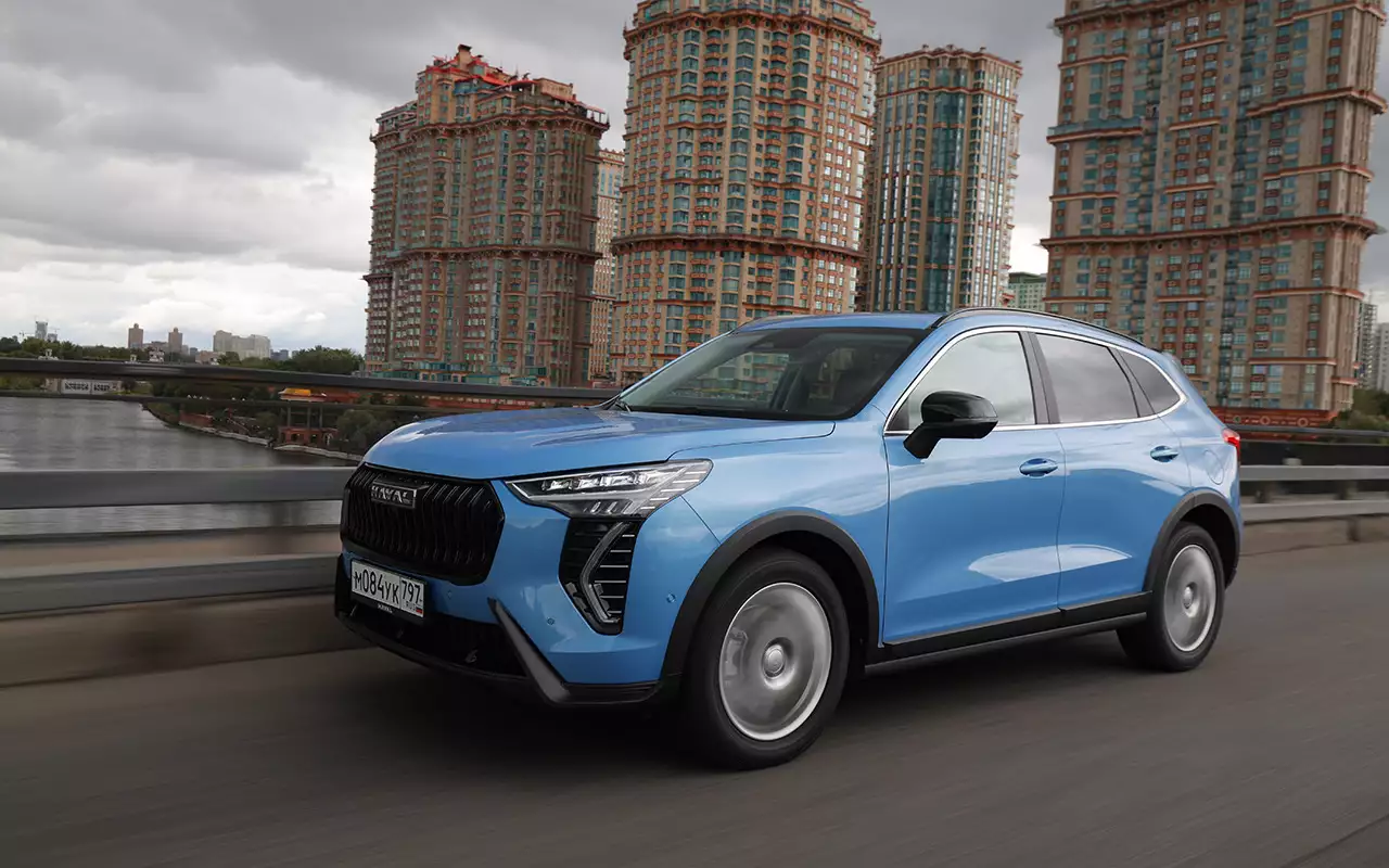 Haval Jolion удачно совмещает компактные габариты (длина 4472 мм) с просторным салоном (колесная база – 2700 мм) и багажником объемом 337 л. При сложенных задних сиденьях отсек для поклажи увеличивается до 1133 л.
