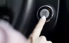 Что будет с машиной, если нажать кнопку Start-Stop на ходу?