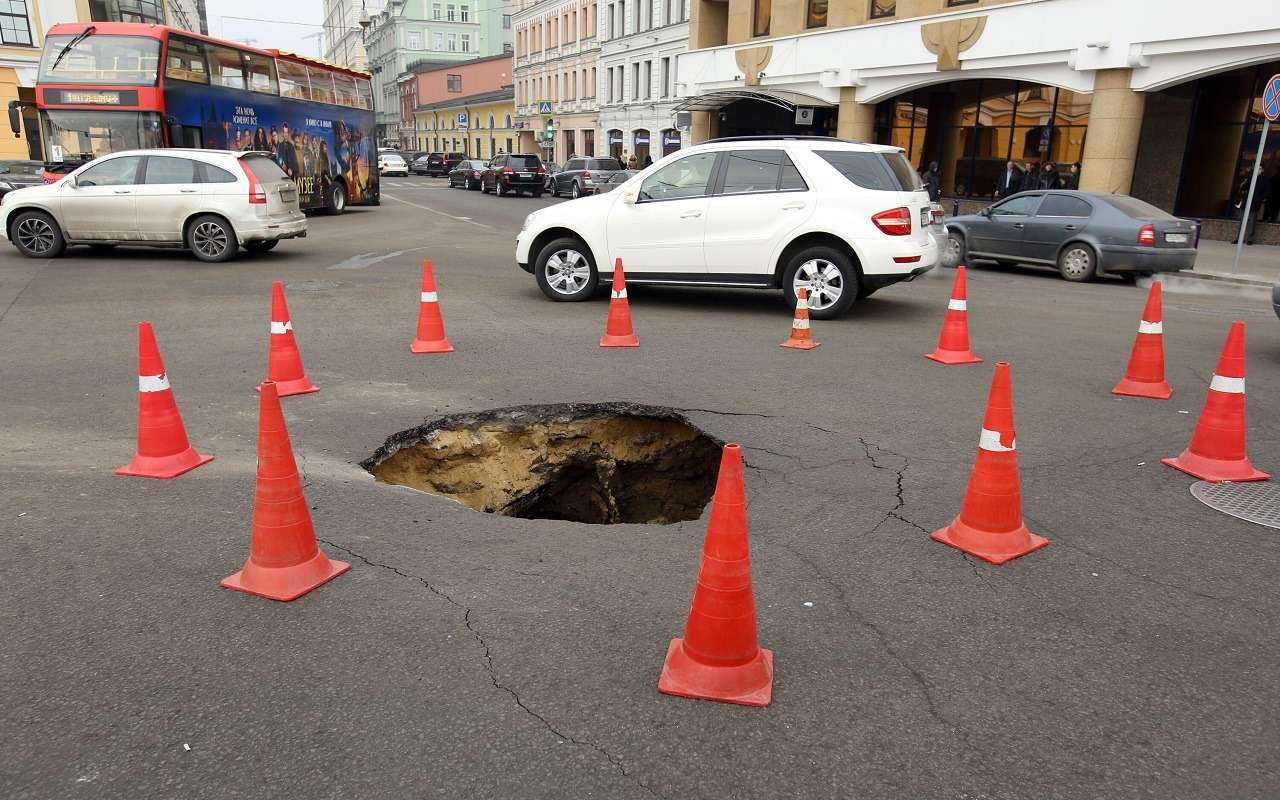 Яма на дороге — это не только ДТП, но и деньги на ремонт машины