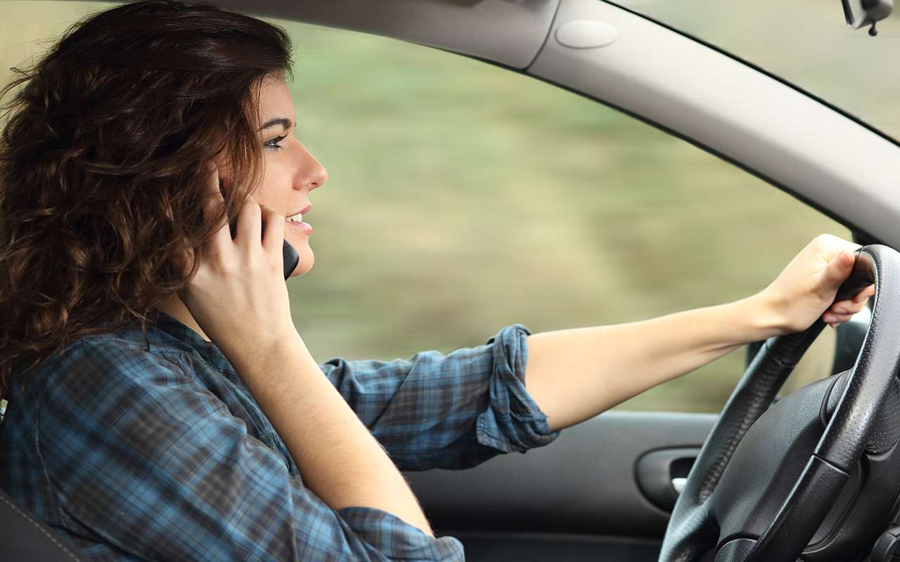 Камеры начали фиксировать разговоры по телефону за рулем