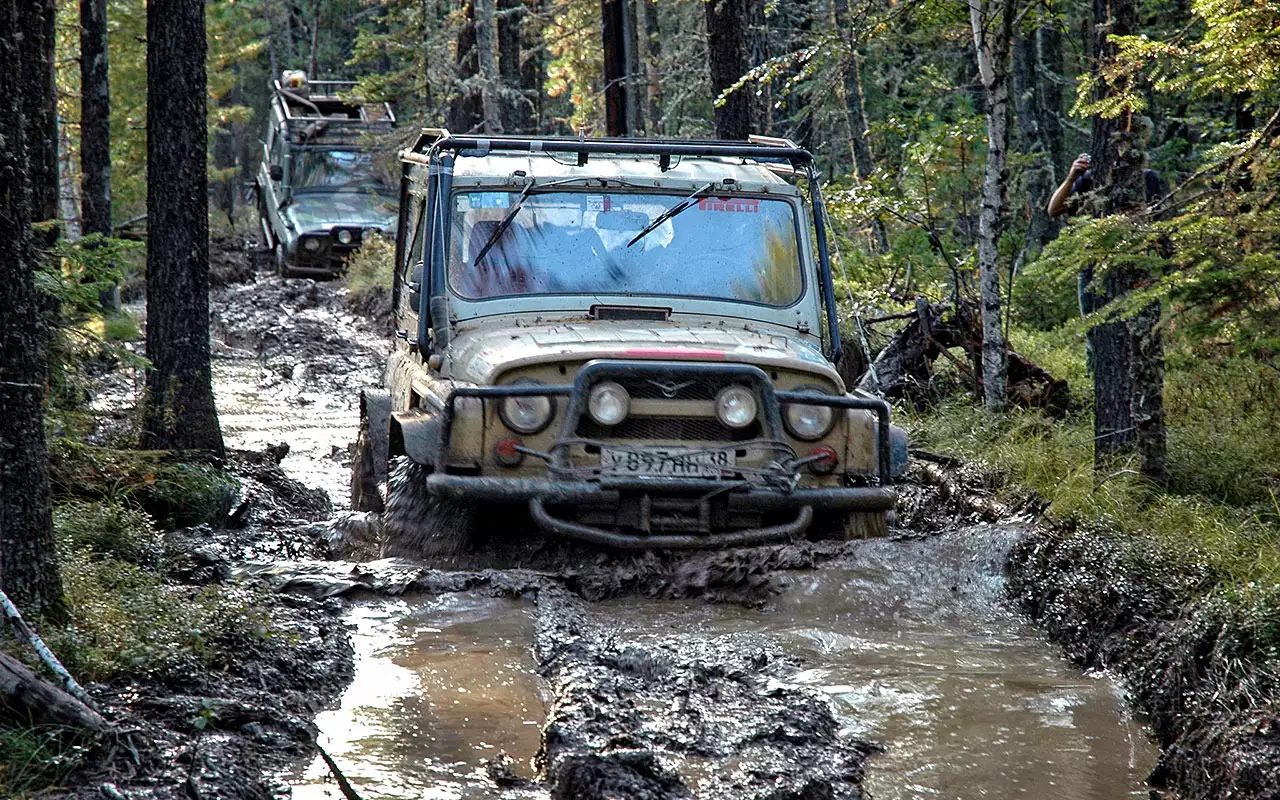 Уаз едет под водой