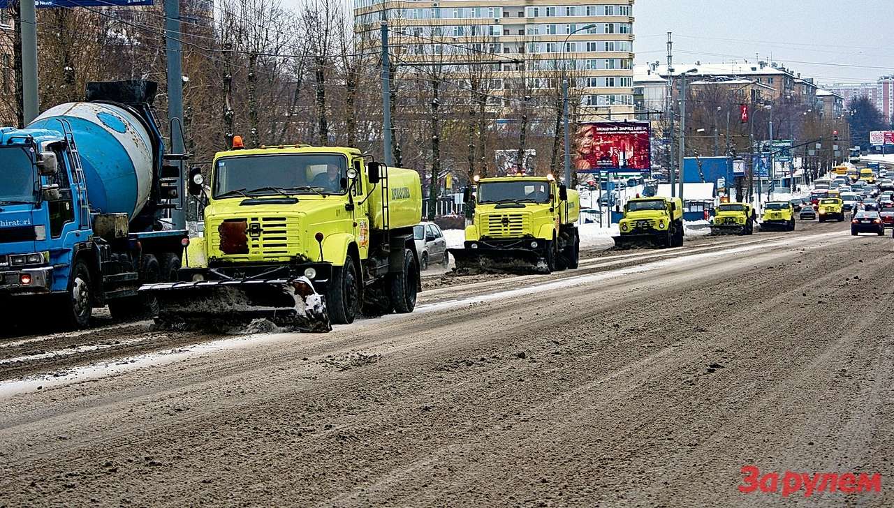 Парадный строй сотрудников очистки не может не радовать. К тротуару сгребут снег – и то хорошо. А там и лето не за горами.
