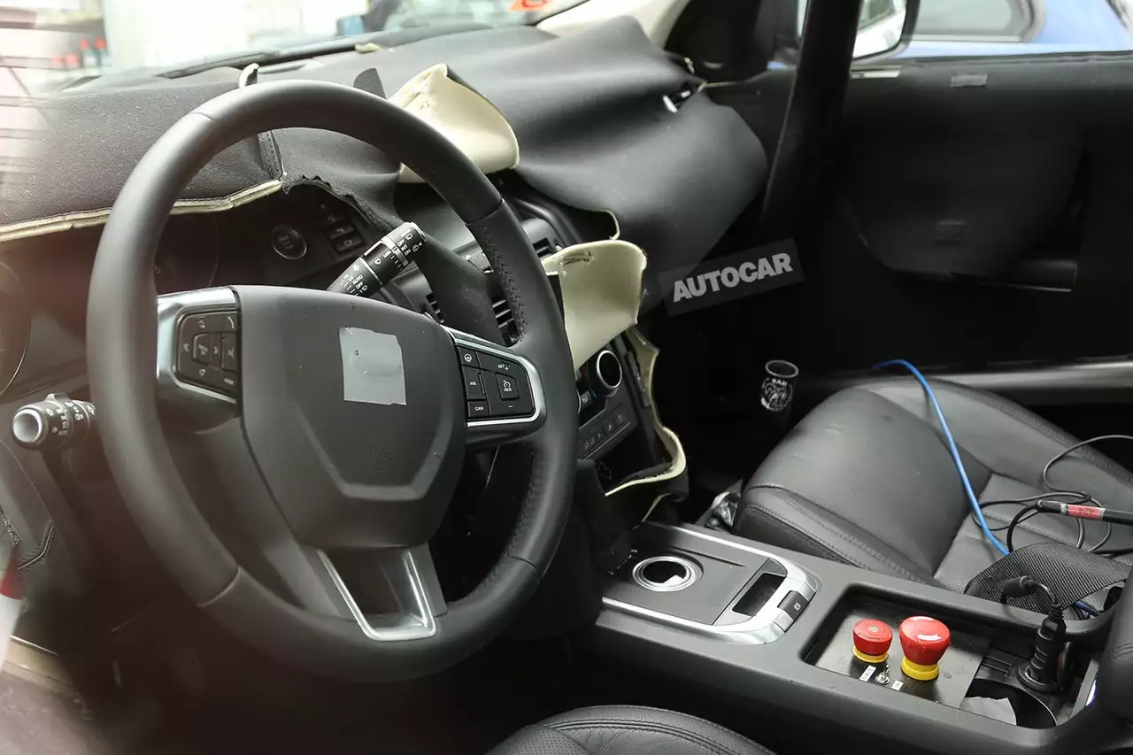 Сменщик Land Rover Freelander показал детали салона