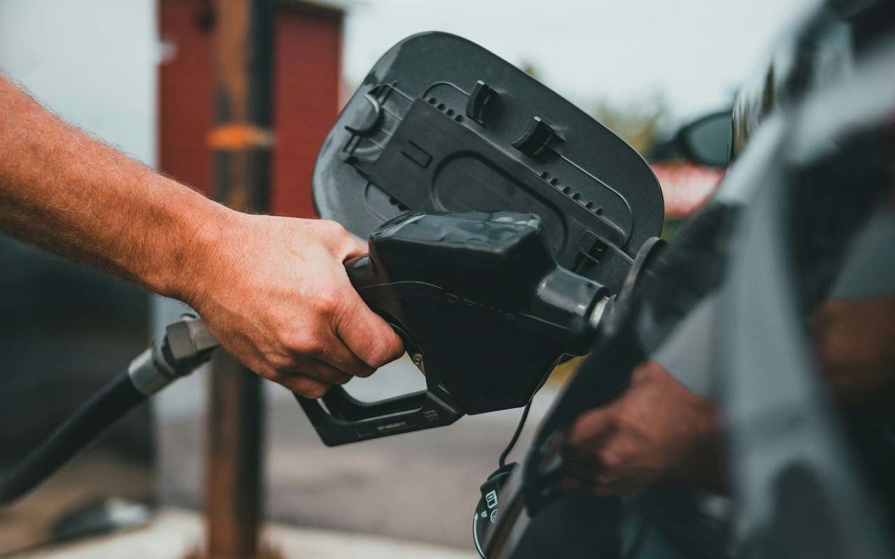 В Карачаево-Черкесии предприниматель построил две АЗС, не имея разрешения