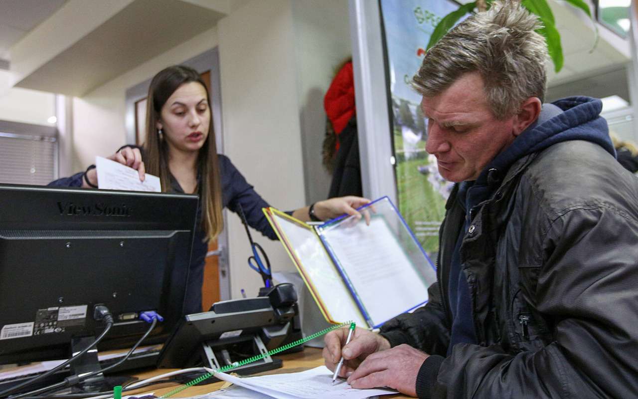 Стало известно, кто больше тратит на страховку машины