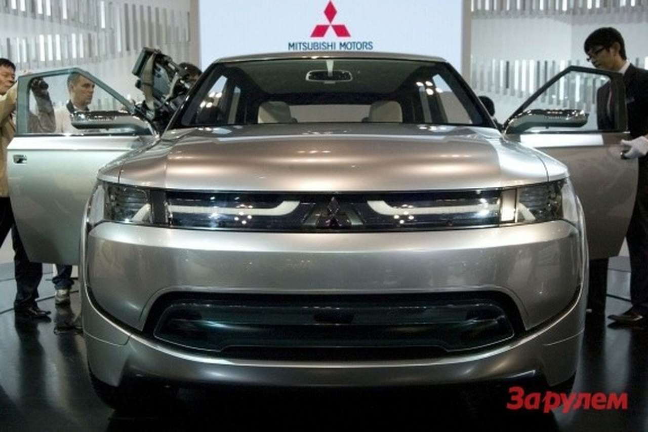 Токийский концепт-кар при среднем расчетном расходе топлива 1,7 л/100 км способен преодолеть за раз расстояние 800 км. Конвейерный «проходимец» в этой дисциплине не уступит шоу-кару, но будет и модификация попроще – с меньшим запасом хода