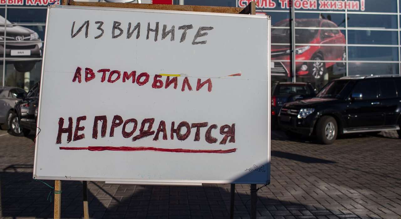 В апреле рынок новых легковых автомобилей в России просел наполовину