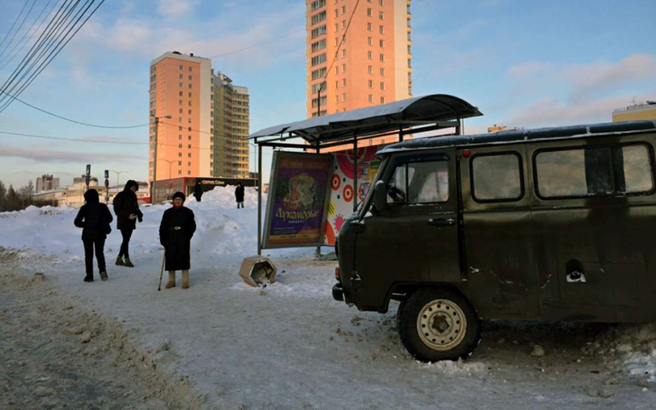 Пьяный водитель сбил троих пешеходов на остановке