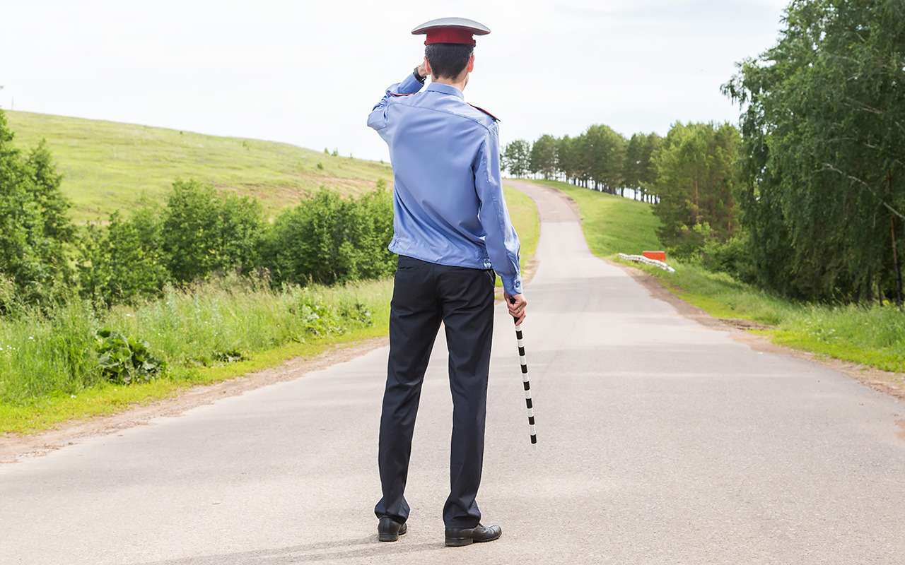 ДПС дежурит на выезде из деревни — разве так можно? Увы, да