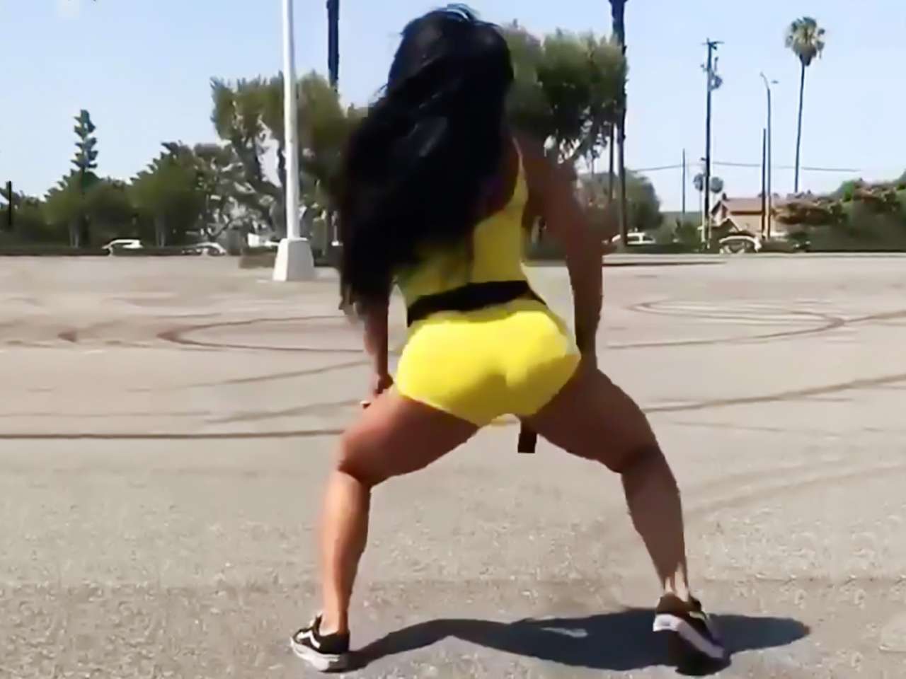 Странная мода: девушки выходят из машин и танцуют тверк