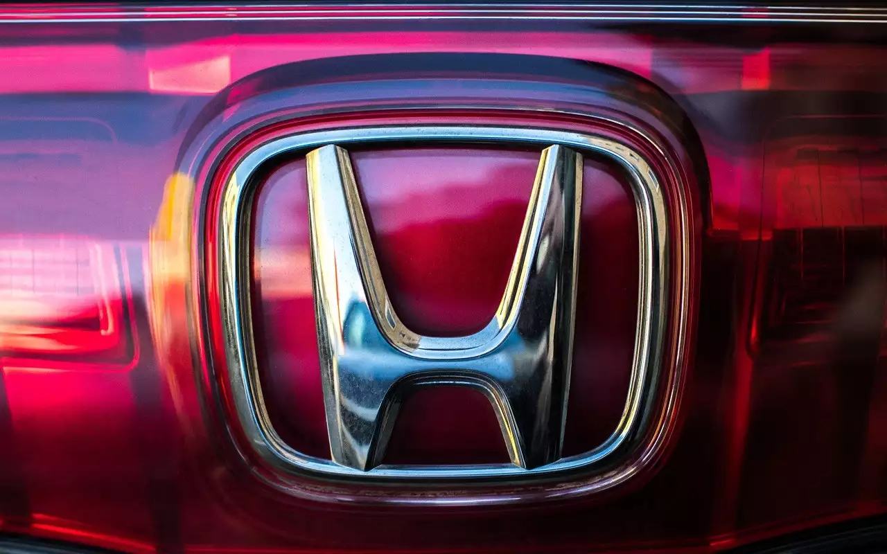 Электрокару больше не нужна розетка: Honda научит машины заряжаться на ходу