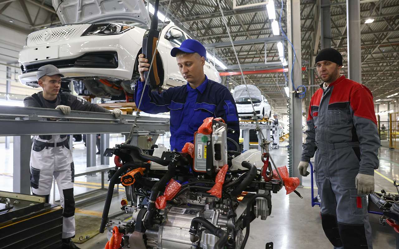 Для работников автопрома просят отсрочку от армии и льготную ипотеку