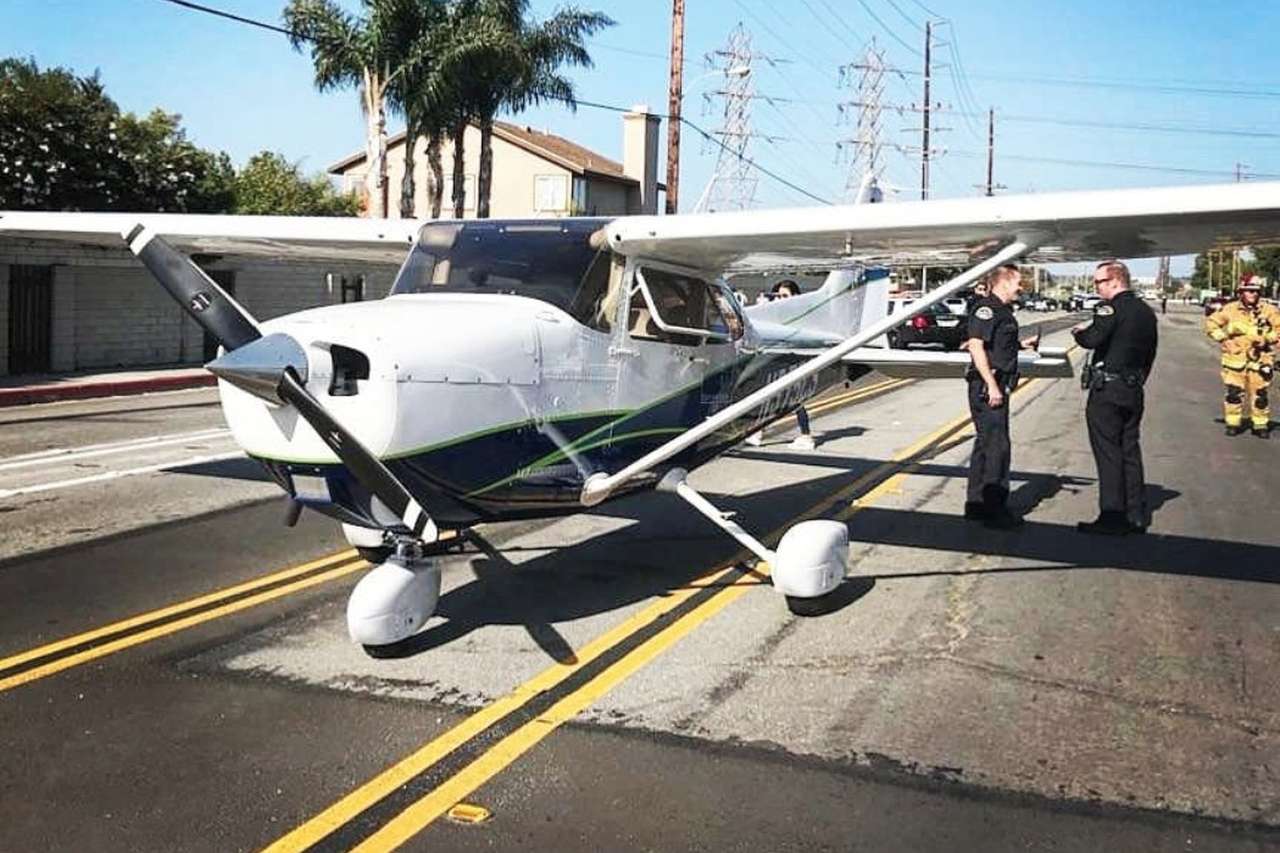 Девушка мастерски посадила сломавшийся самолет на автодорогу