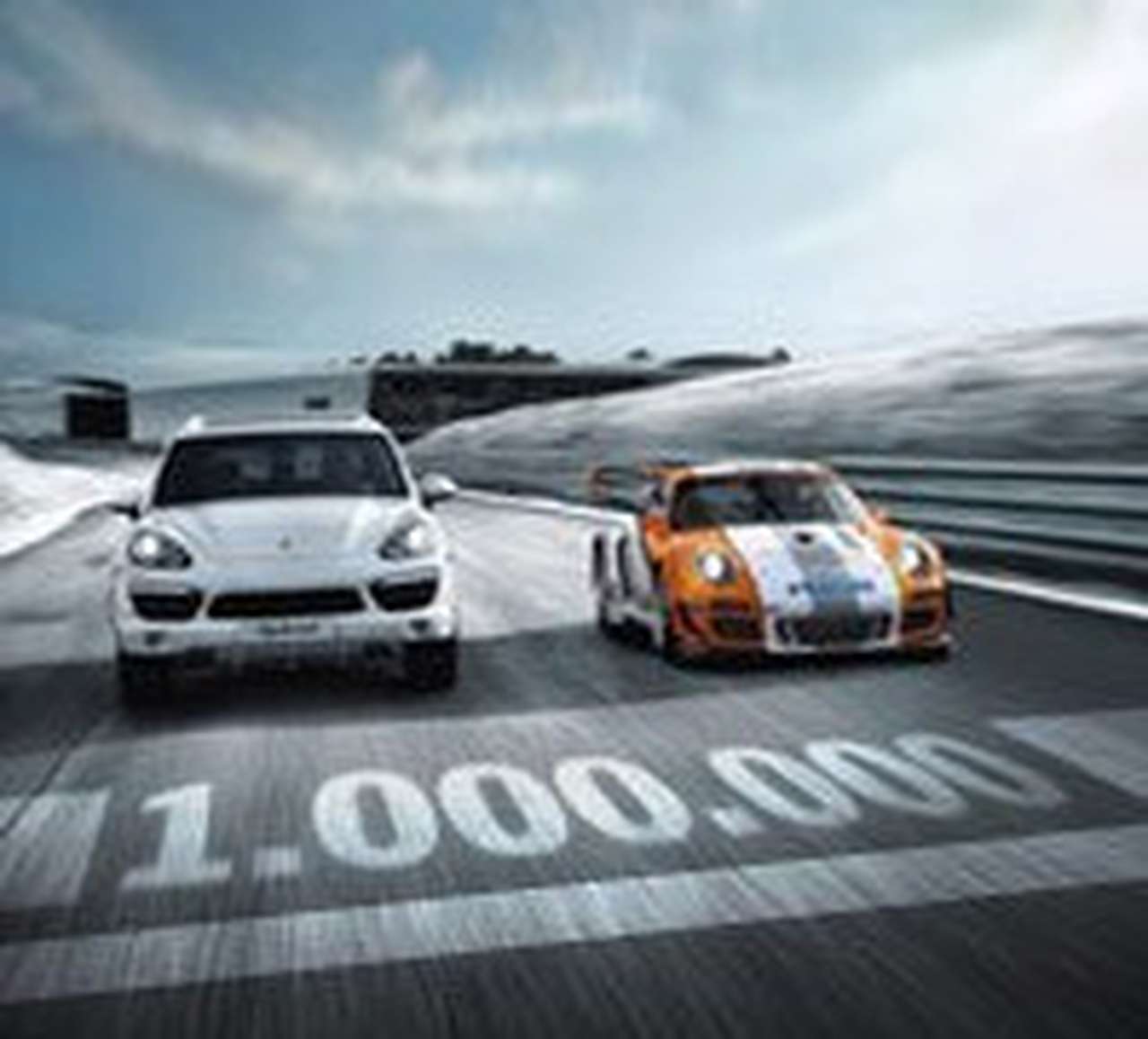 Гибридный Porsche покрыли именами фанатиков