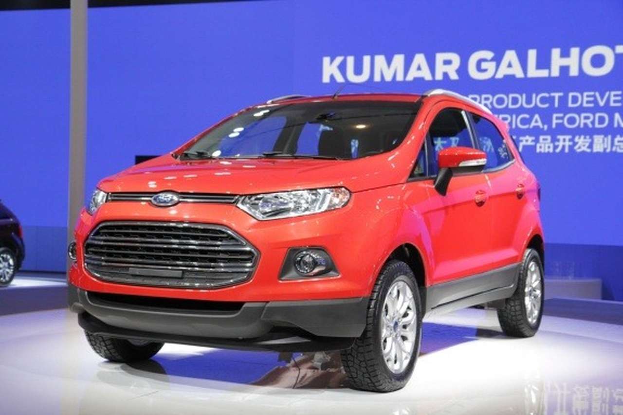 Ford EcoSport, помимо всего прочего, получил ABS, ESP, двойные фронтальные подушки безопасности, шторки-эйрбэги, продвинутый мультимедийный комплекс SYNC с голосовым управлением, парковочные сенсоры в заднем бампере, систему помощи при трогании в гору, бесключевой доступ в салон, складываемые наружные зеркала и электростеклоподъемники. Кстати, рулевое управление ради экономии топлива оснащено электрическим усилителем