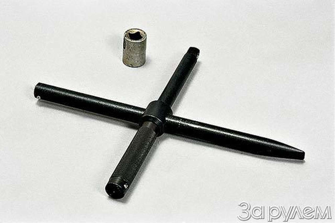 На прилавке и под ним