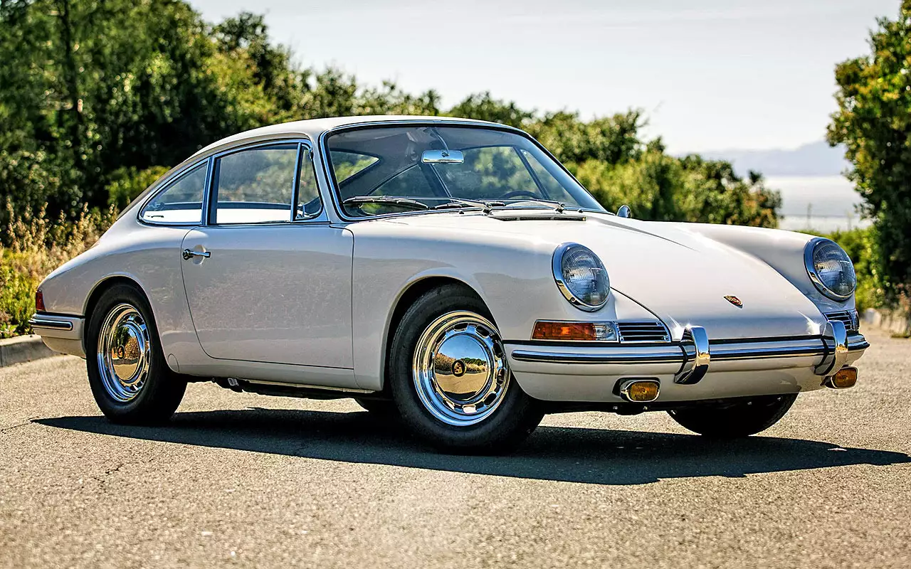 Porsche 911 (1964 год). Первый «девять-один-один» показали на Парижском автосалоне 1964 года. Причем изначально модель имела заводской индекс 901, который изменили на 911 после претензии со стороны Peugeot: французы заявили, что трехзначное число с нулем посередине – принадлежащий им товарный знак. Любопытно и то, что изначально в Porsche не планировали превращать «911» в имя нарицательное. Однако рыночный успех модели заставил пересмотреть подход. Первое поколение Porsche 911 выпускали вплоть до 1974 года. Всего было продано более 80 000 экземпляров.