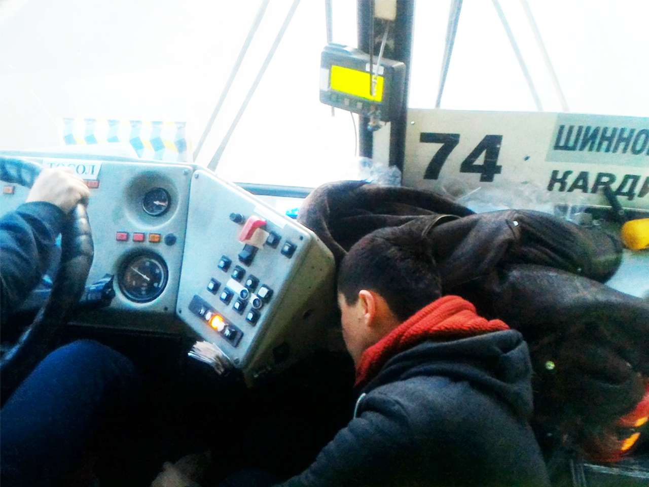 Водитель автобуса прилег отдохнуть, передав руль кондуктору