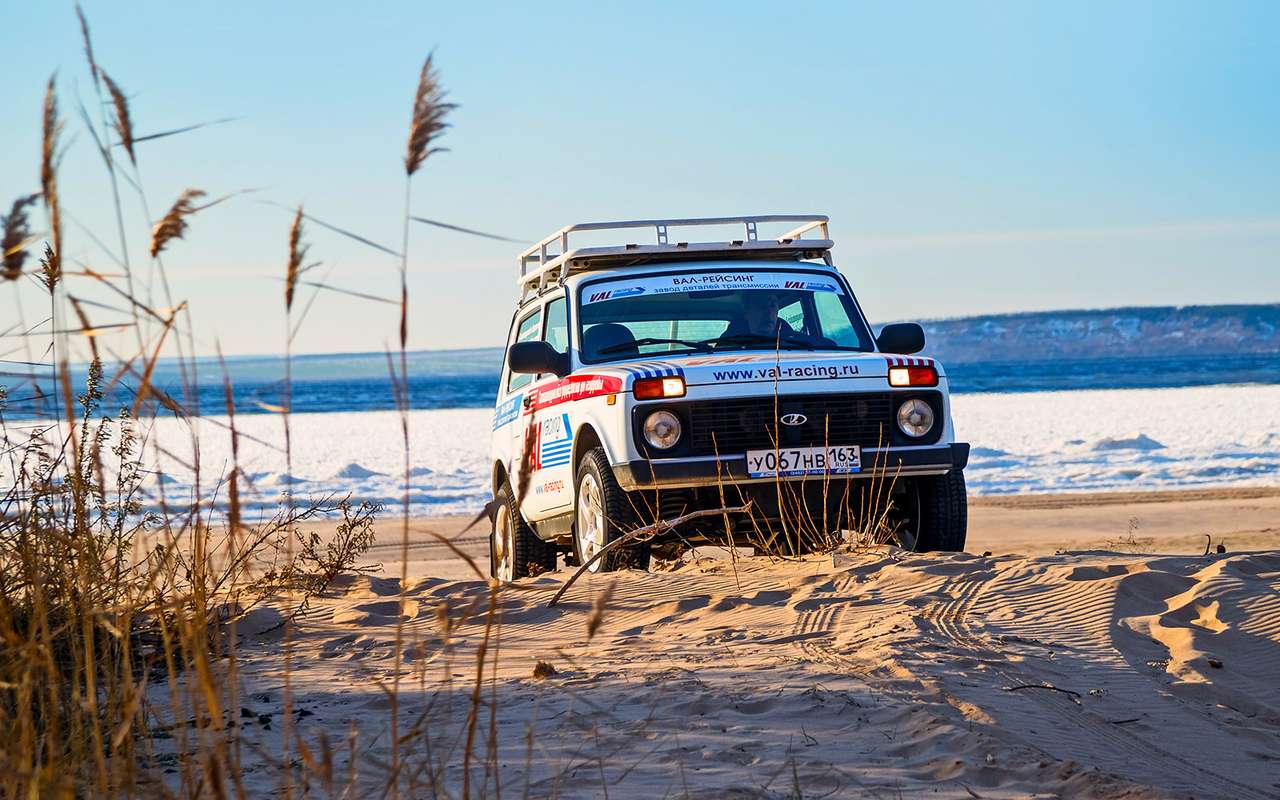 В песке лучше не останавливаться – синхронизированная раздаточная коробка позволяет переключать передачи на ходу.