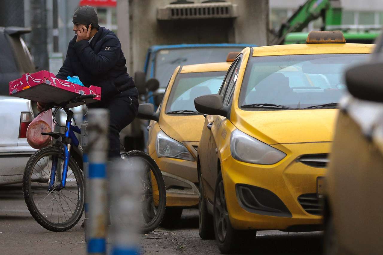 Чиновников московского Дептранса пересадят на такси