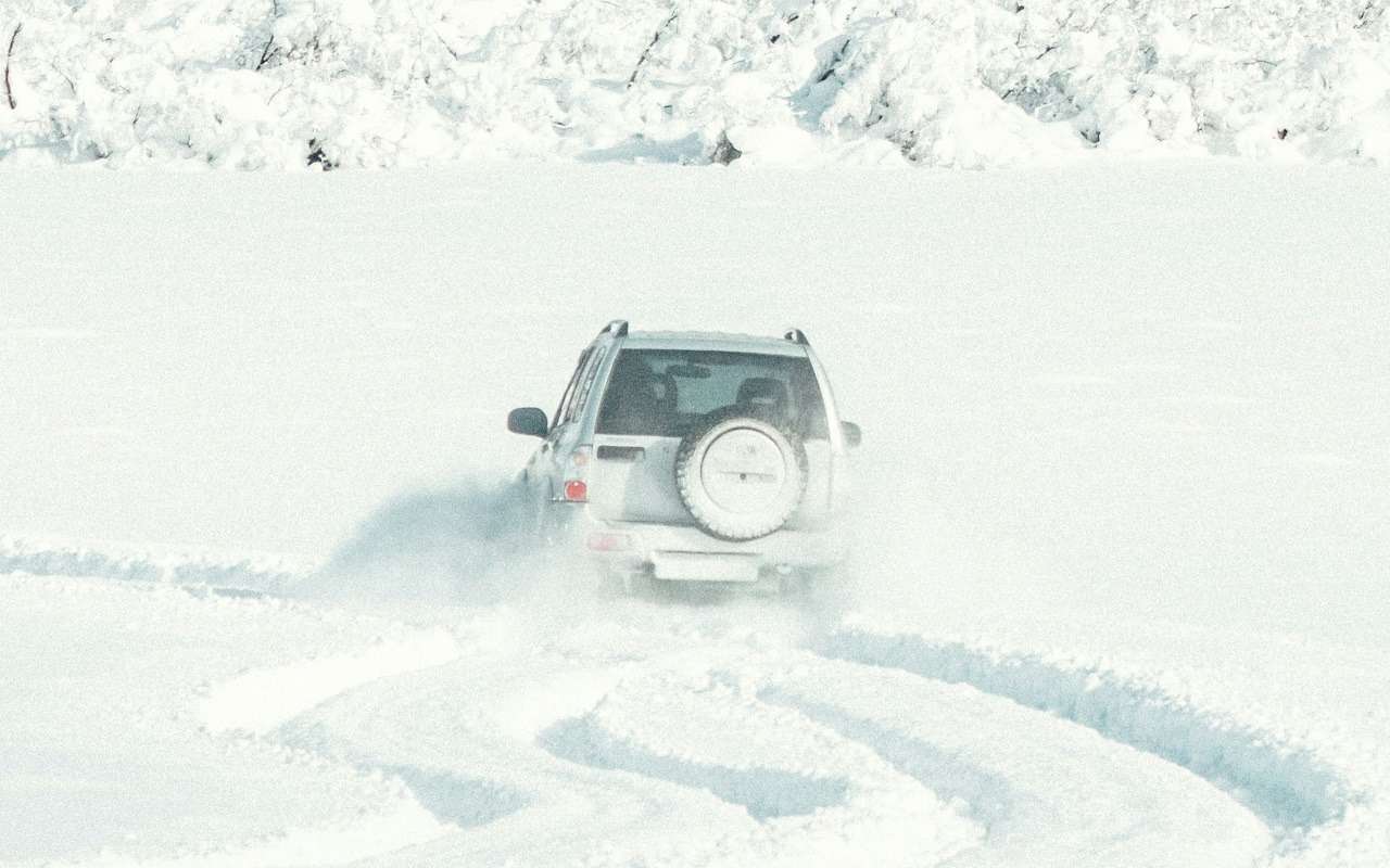 Рассказываем простой способ быстро выбраться из сугроба!