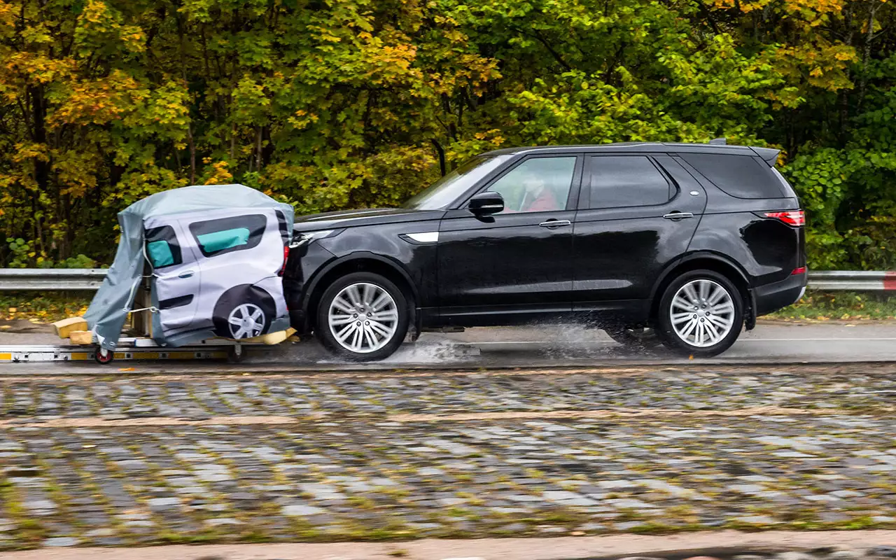 LAND ROVER DISCOVERY. Комплектация: 3.0 Si6 HSE Luxury. Цена тестового автомобиля: 6 947 000 рублей. Система автономного экстренного торможения Autonomous Emergency Braking (AEB) – опция для Discovery (13 700 рублей).