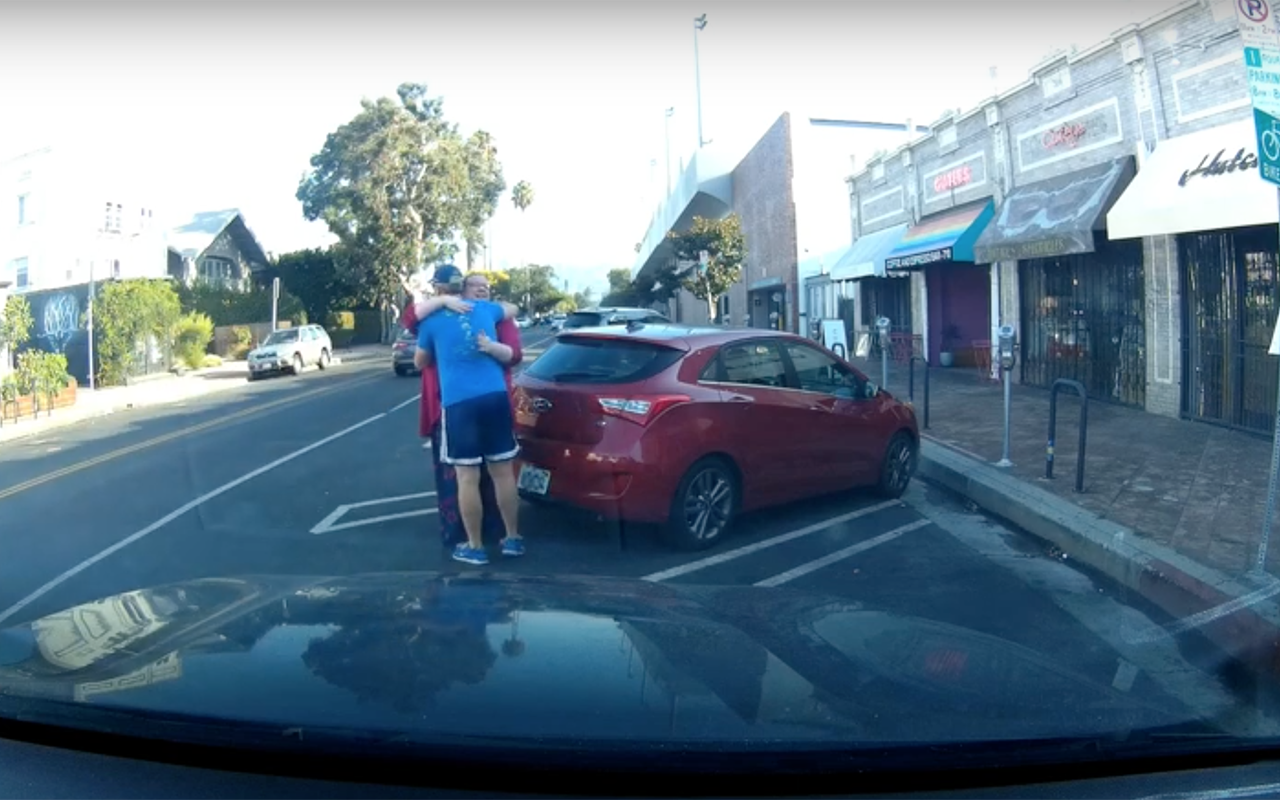 Обнимемся же! Вот как надо реагировать, когда чудом не влетел