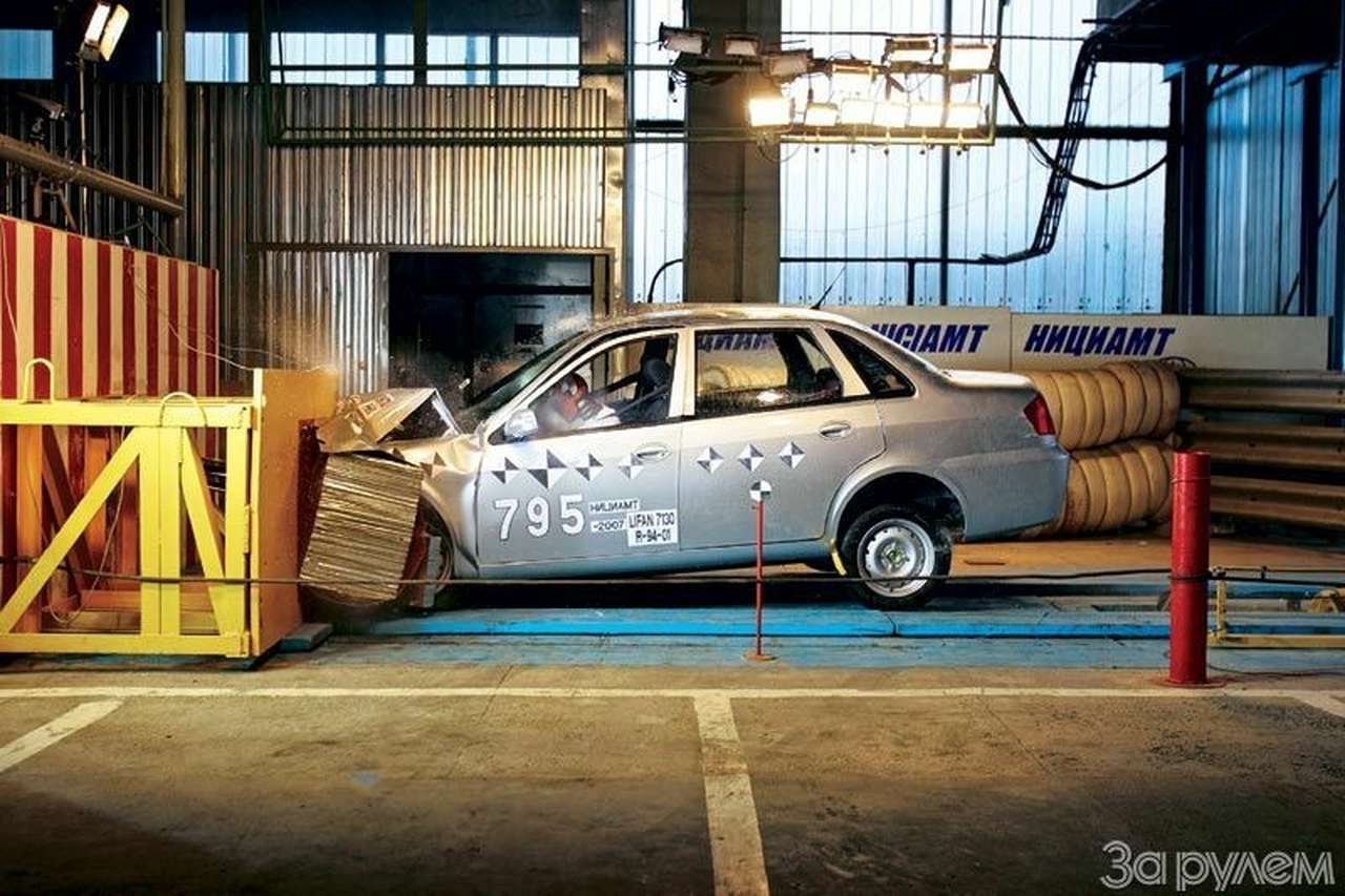 Активная фаза удара, 0,07 с с момента столкновения. Видны натянутые лямки ремней безопасности. Через сотые доли секунды…