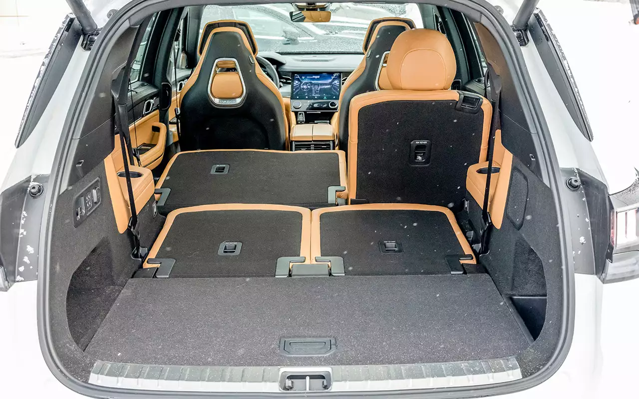 Спинки сидений складываются вровень с полом багажника – большая редкость для китайских машин.